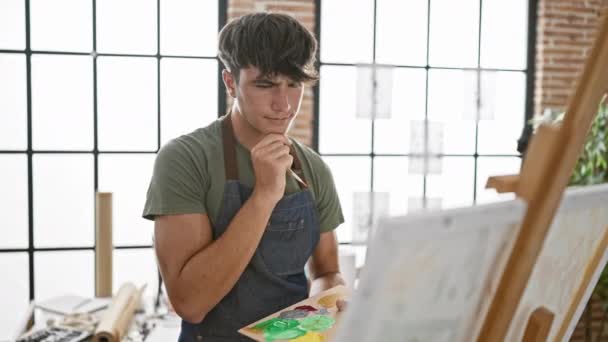 Guapo Joven Artista Adolescente Hispano Pensativo Seriamente Concentrado Lienzo Dibujando — Vídeo de stock