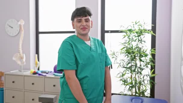 Una Joven Enfermera Sonriente Encuentra Con Confianza Una Clínica Rehabilitación — Vídeos de Stock
