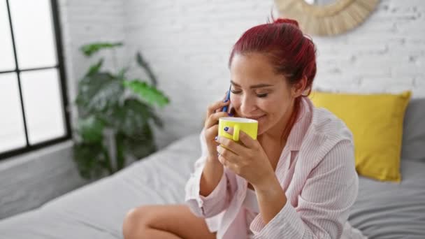 Расслабленная Утренняя Болтовня Счастливая Молодая Рыжая Женщина Уверенно Наслаждающаяся Кофе — стоковое видео