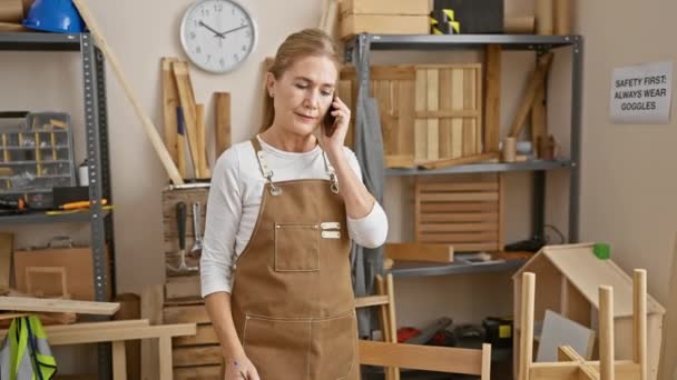 Blondýny Žena Multitasks Tesařské Dílně Mluví Telefonu Pracuje Notebooku Uvnitř — Stock video