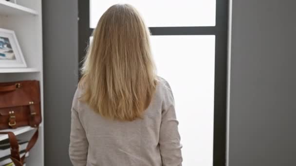 Blondine Kvinde Står Grubler Moderne Kontor Der Viser Afslappet Mode – Stock-video