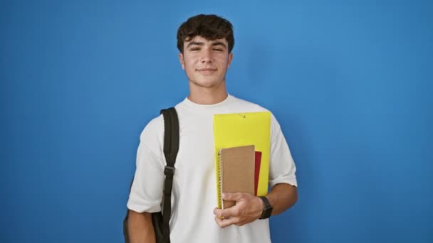 Šťastný Mladý Hispánský Teenager Student Batohem Slaví Při Držení Knih — Stock video