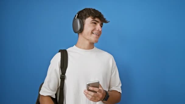 Adolescente Hispano Fresco Bailando Ritmo Estudiante Casual Usando Tecnología Inteligente — Vídeos de Stock