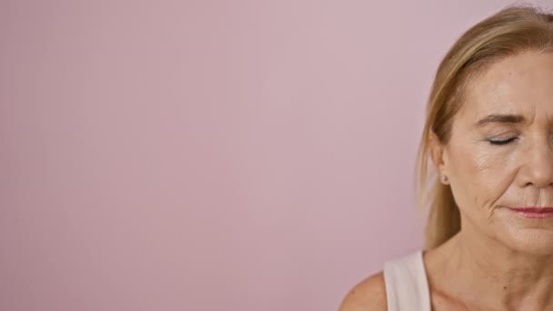 Portrét Usměvavé Ženy Středního Věku Blond Vlasy Opřenými Růžovou Stěnu — Stock video