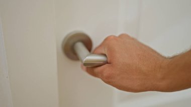 Genç İspanyol adam kapıyı açıyor.