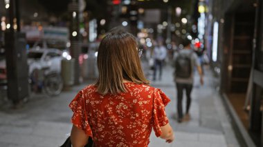 Tokyo 'nun şehir yeteneği, şehri yöneten gözlüklü güzel İspanyol kadın, sıradan, modern bir arka sokak macerasında yürüyüp gidiyor.