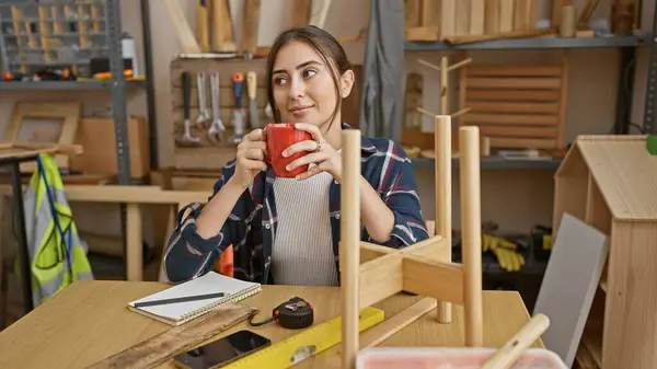 Hispanic Woman Enjoying Coffee Break Woodworking Workshop Surrounded Tools Wooden — Stock Photo, Image