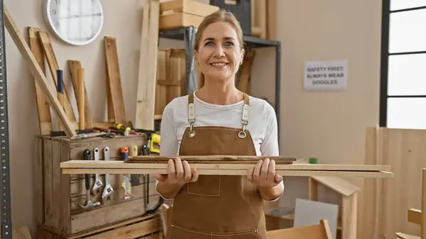 Mulher Sorridente Carpinteiro Segurando Madeira Uma Oficina Madeira Dentro Casa — Fotografia de Stock