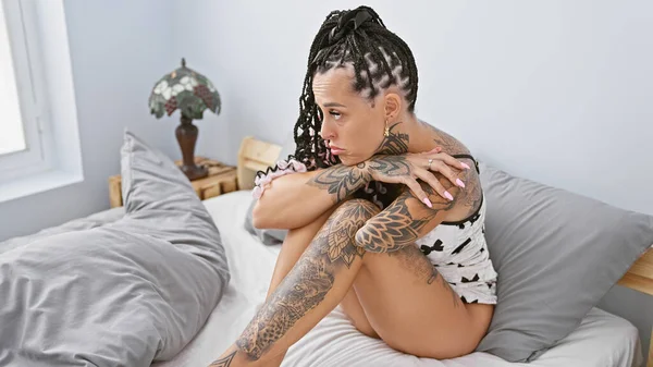 セクシーなヒスパニックアンプティー女性 快適にパジャマのベッドに座って 寝室の朝の沈黙の中で深刻な考えとレスリング — ストック写真