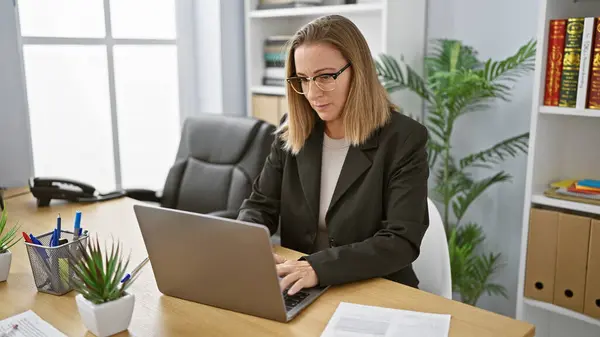 Engagierte Junge Blonde Geschäftsfrau Arbeitet Intensiv Ihrem Laptop Einem Professionellen — Stockfoto