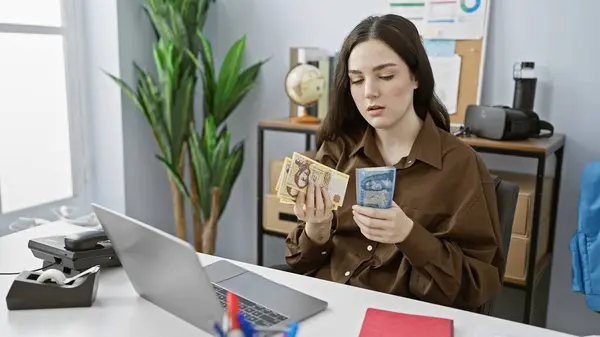 Jonge Blanke Vrouw Onderzoekt Hongerige Forint Bankbiljetten Een Kantoor Het — Stockfoto