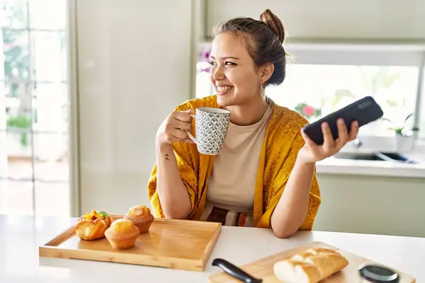 Junge Schöne Hispanische Frau Frühstückt Mit Smartphone Der Küche Und — Stockfoto