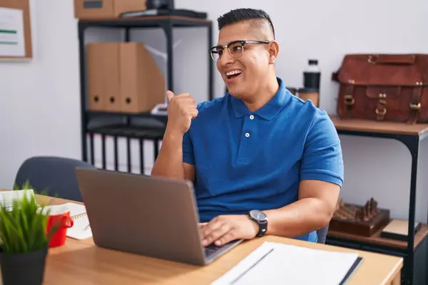 Fiatal Spanyol Férfi Dolgozik Irodában Laptoppal Mosolygott Boldog Arccal Feltartott — Stock Fotó