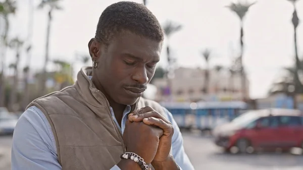 Pensif Homme Africain Priant Extérieur Dans Une Rue Ville Avec — Photo