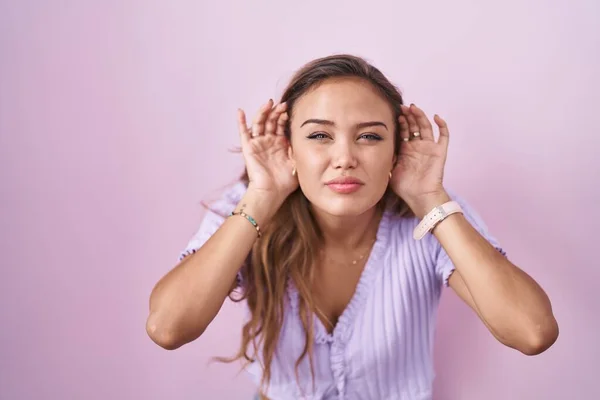 Young Hispanic Woman Standing Pink Background Trying Hear Both Hands — Stock Photo, Image