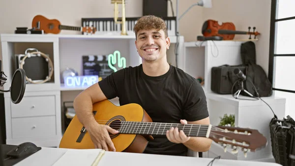 Ung Stilig Latinamerikansk Man Fångad Den Klassiska Melodin Lekfullt Strummande — Stockfoto