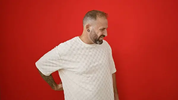 Yakışıklı Beyaz Bir Adam Izole Edilmiş Kırmızı Arka Plan Duvarının — Stok fotoğraf
