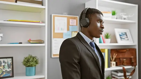 Afričan Americký Muž Nosí Sluchátka Moderní Kanceláři Nastavení Pozorně Poslouchat — Stock fotografie