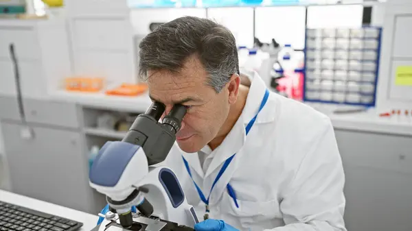 Homme Scientifique Mature Laboratoire Examinant Des Échantillons Microscope Dans Cadre — Photo