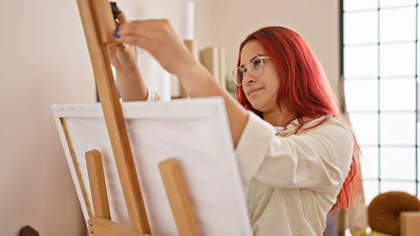 Vibrerande Ung Rödhårig Konstnär Full Kreativitet Glatt Förbereder Sig För — Stockfoto