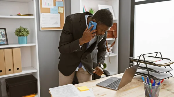Afrikanischer Geschäftsmann Einem Modernen Büro Multitasking Mit Telefon Und Laptop — Stockfoto