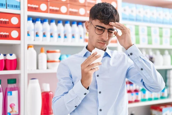 Young Hispanic Man Customer Using Nakpin Pharmacy — Stock Photo, Image