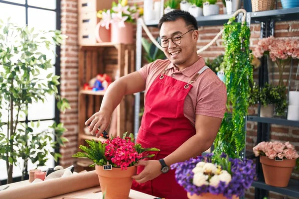 Young Chinese Man Florist Cutting Plants Florist — Stock Photo, Image