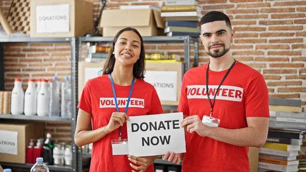 Man Woman Volunteers Standing Paper Herald Urging Donate Now Charity — Stock Photo, Image