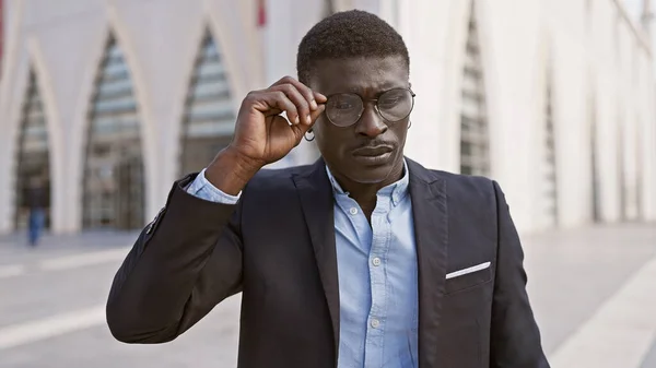 Afričan Obleku Nastavení Brýle Ulici Města Vyobrazení Sebevědomí Styl — Stock fotografie
