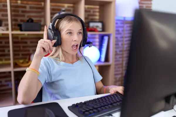Νεαρή Καυκάσια Γυναίκα Που Παίζει Βιντεοπαιχνίδια Φορώντας Ακουστικά Δείχνοντας Επιτυχία — Φωτογραφία Αρχείου