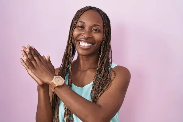 Mujer Afroamericana Pie Sobre Fondo Rosa Aplaudiendo Aplaudiendo Felices Alegres — Foto de Stock