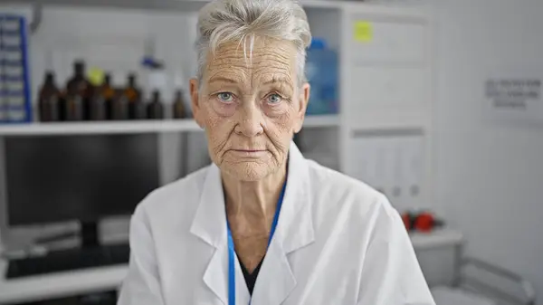 Científica Senior Cabello Gris Sentada Con Cara Seria Laboratorio —  Fotos de Stock