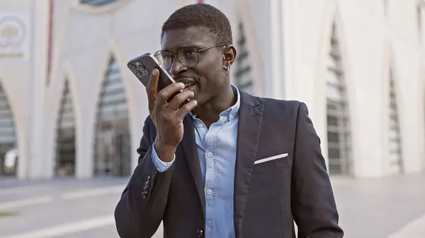 Homme Afro Américain Costume Utilise Smartphone Dans Une Rue Ensoleillée — Photo