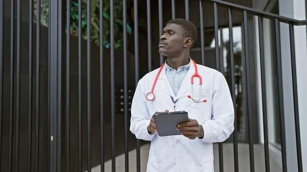 Африканский Мужчина Врач Униформа Планшета Открытым Небом Городской Больницы Профессиональный — стоковое фото