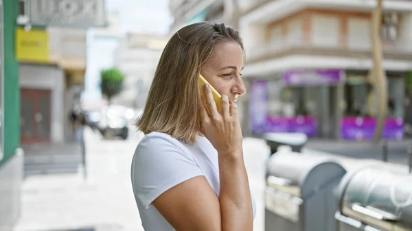 Şık Genç Sarışın Kadın Ciddi Telefon Konuşmalarına Dalmış Güneşli Şehir — Stok fotoğraf