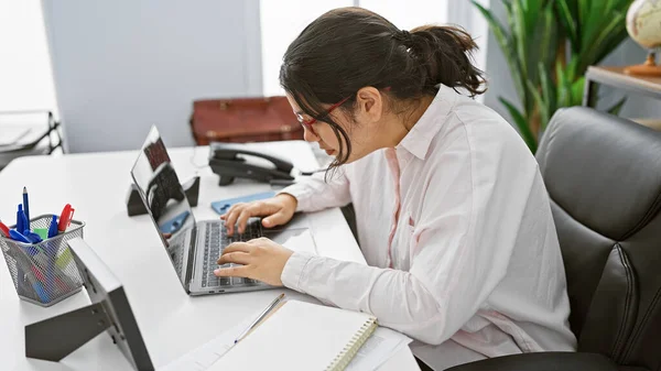 Una Giovane Donna Ispanica Lavora Con Attenzione Computer Portatile Ambiente — Foto Stock