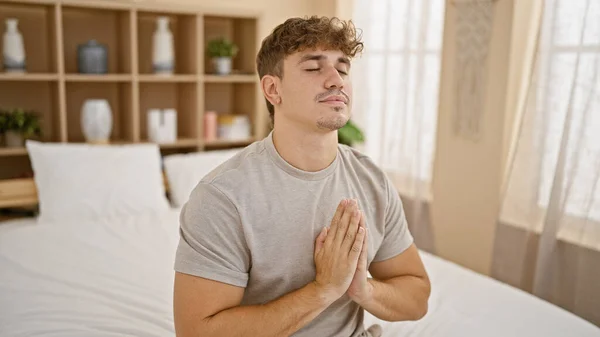 Vakna Men Avslappnad Finner Ung Latinamerikansk Man Morgonbalans Genom Yoga — Stockfoto