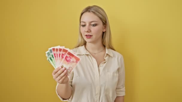 Молодая Блондинка Держащая Руках Банкноты Шекелю Испуганная Изумленная Открытыми Ртами — стоковое видео