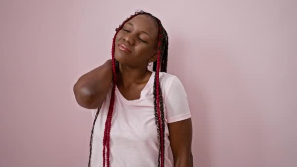 Mujer Afroamericana Estresada Que Muestra Signos Dolor Cervical Expresión Infeliz — Vídeos de Stock