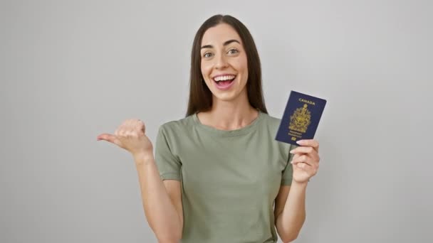 Vrolijke Jonge Spaanse Vrouw Met Paspoort Wijst Naar Kant Met — Stockvideo
