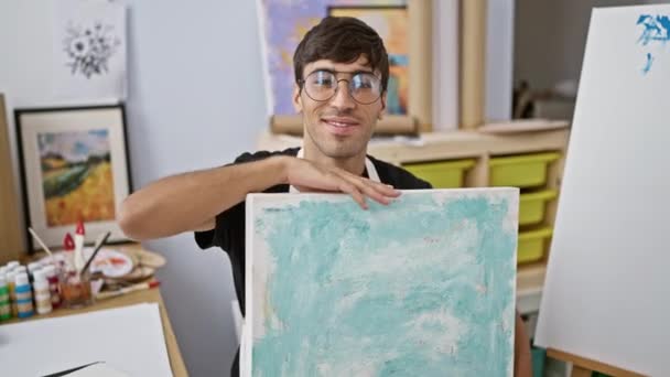 Uśmiechnięty Pewny Siebie Młody Hiszpan Pasją Rysuje Pracowni Sztuki Portrecie — Wideo stockowe