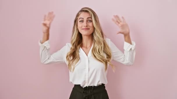 Glada Ung Blond Kvinna Skjorta Tryggt Höja Handen För Att — Stockvideo