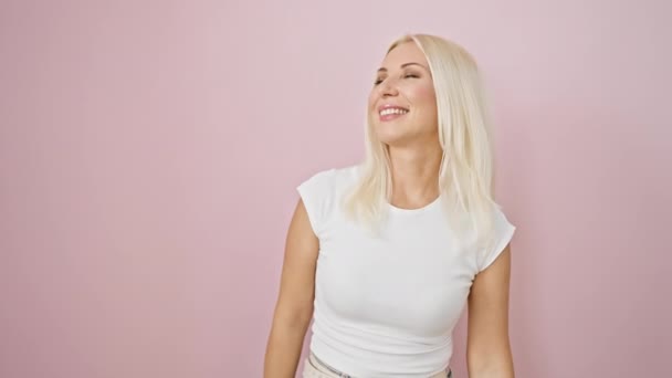 Tertawa Muda Pirang Wanita Berdiri Percaya Diri Alami Mengekspresikan Sukacita — Stok Video