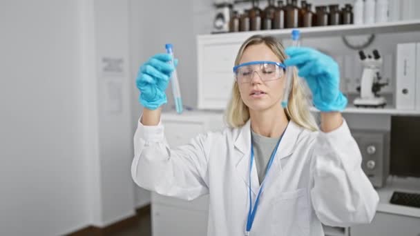 Mulher Branca Cientista Examina Tubos Ensaio Laboratório — Vídeo de Stock