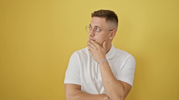 Nerwowy Wrak Młody Hiszpan Okularach Zestresowany Obgryzający Paznokcie Wyglądający Niespokojnego — Wideo stockowe