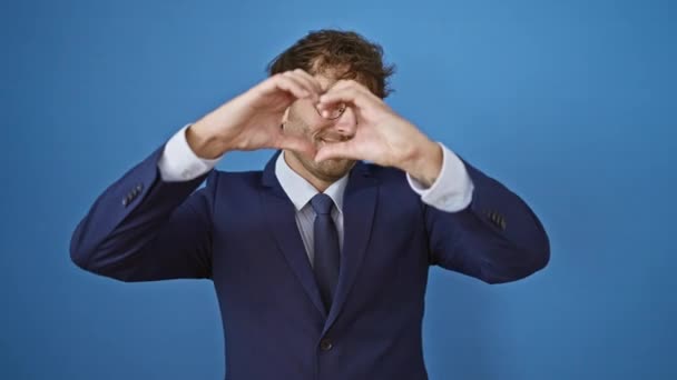 Takım Elbiseli Neşeli Genç Adam Parmaklarıyla Bir Kalp Şekli Işareti — Stok video