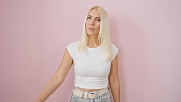 Boze Jonge Blonde Vrouw Met Een Negatieve Duimen Naar Beneden — Stockvideo