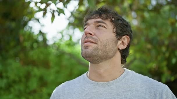 Jovem Hispânico Com Olhos Fechados Desfrutando Uma Meditação Respiração Parque — Vídeo de Stock