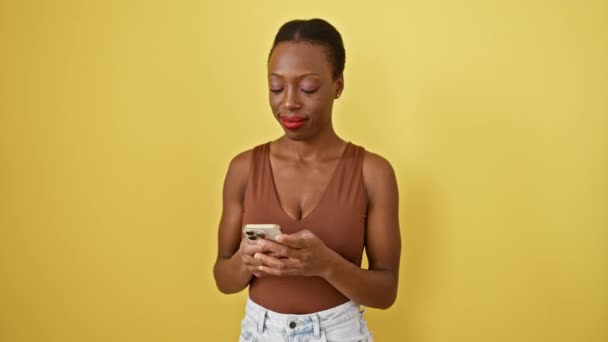 Alegre Mujer Afroamericana Señalando Sonriendo Mientras Envía Mensajes Texto Teléfono — Vídeos de Stock