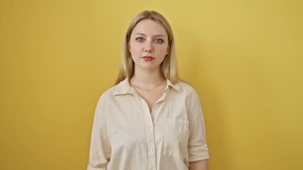 Zenuwachtige Jonge Blonde Vrouw Toont Sceptische Afkeurende Uitdrukking Gekruiste Armen — Stockvideo